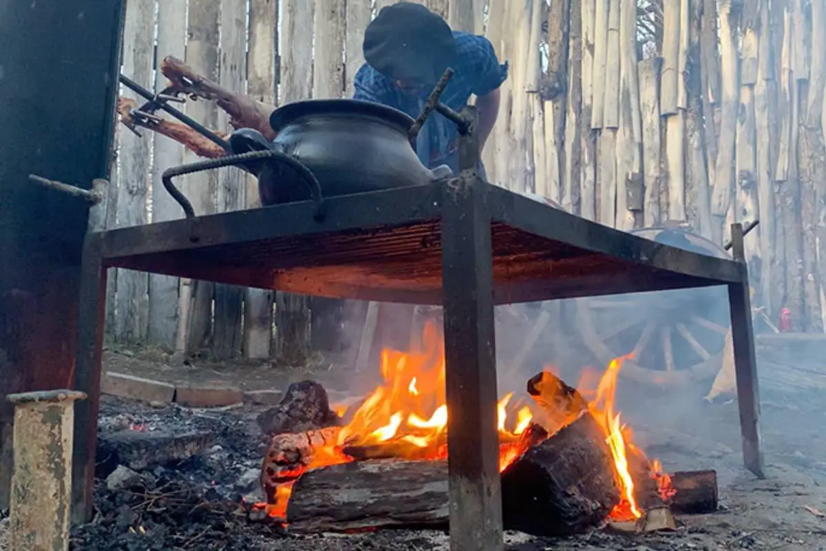 parrilla con olla en fogota en Patagonia chilena