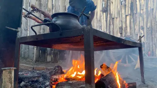 parrilla con olla en fogota en Patagonia chilena