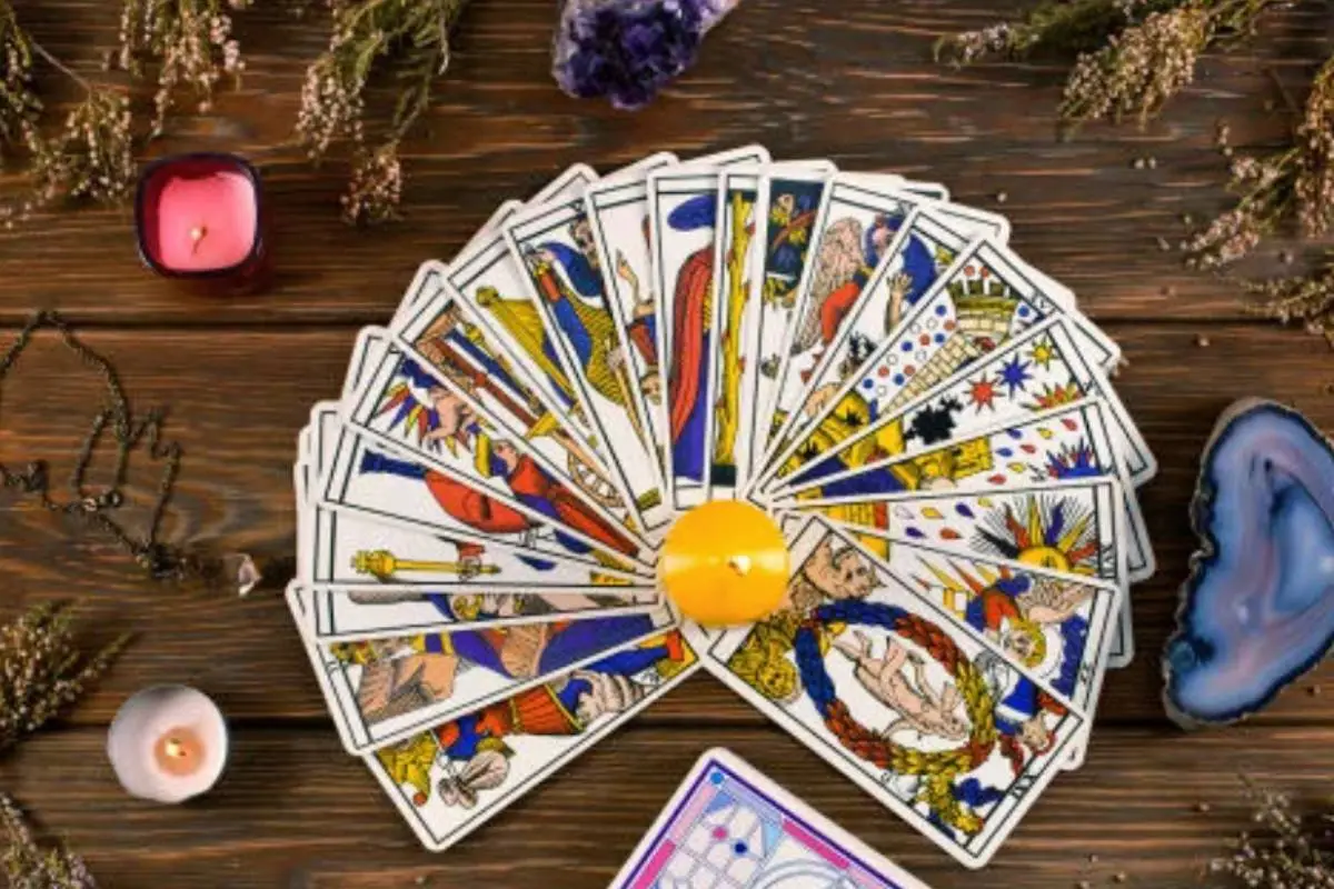 cartas de tarot sobre una mesa junto a velas