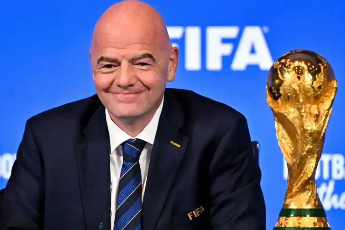 Gianni Inantino, presidente de la Fifa, sonriendo junto a la Copa del Mundo