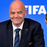 Gianni Inantino, presidente de la Fifa, sonriendo junto a la Copa del Mundo