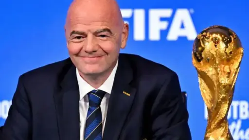 Gianni Inantino, presidente de la Fifa, sonriendo junto a la Copa del Mundo
