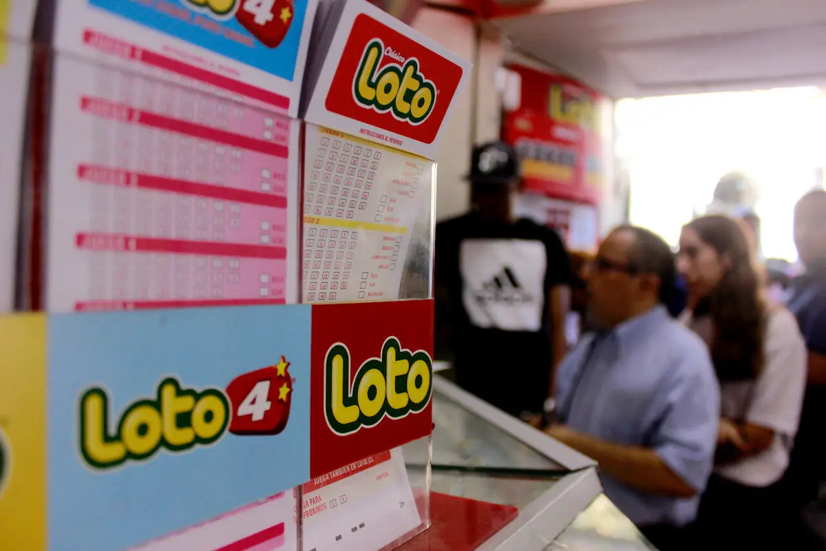 personas en una agencia de Pollo jugando Loto