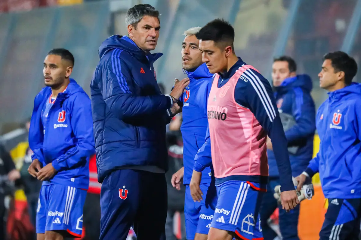 Mauricio Pellegrino y jugadores de la Universidad de Chile en la cancha