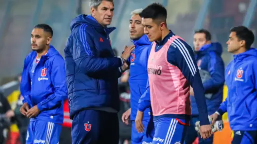 Mauricio Pellegrino y jugadores de la Universidad de Chile en la cancha