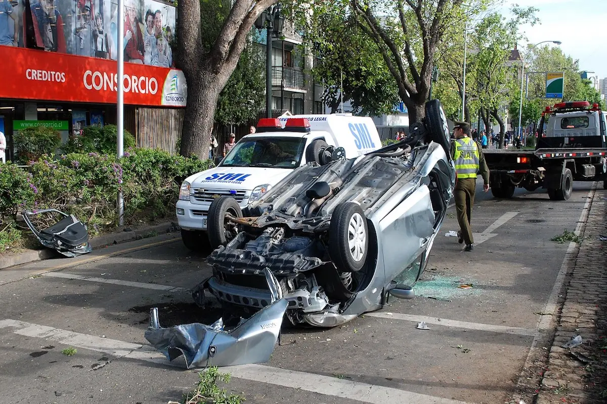 auto chocado y volcado con presencia de carabinero y Servicio Médico Legal