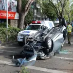 auto chocado y volcado con presencia de carabinero y Servicio Médico Legal