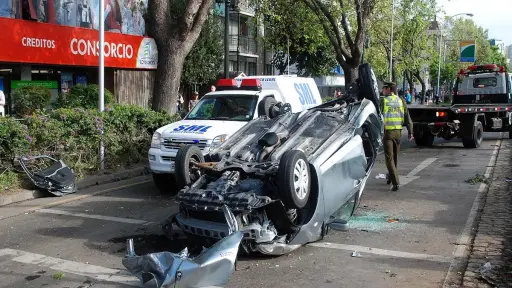 auto chocado y volcado con presencia de carabinero y Servicio Médico Legal