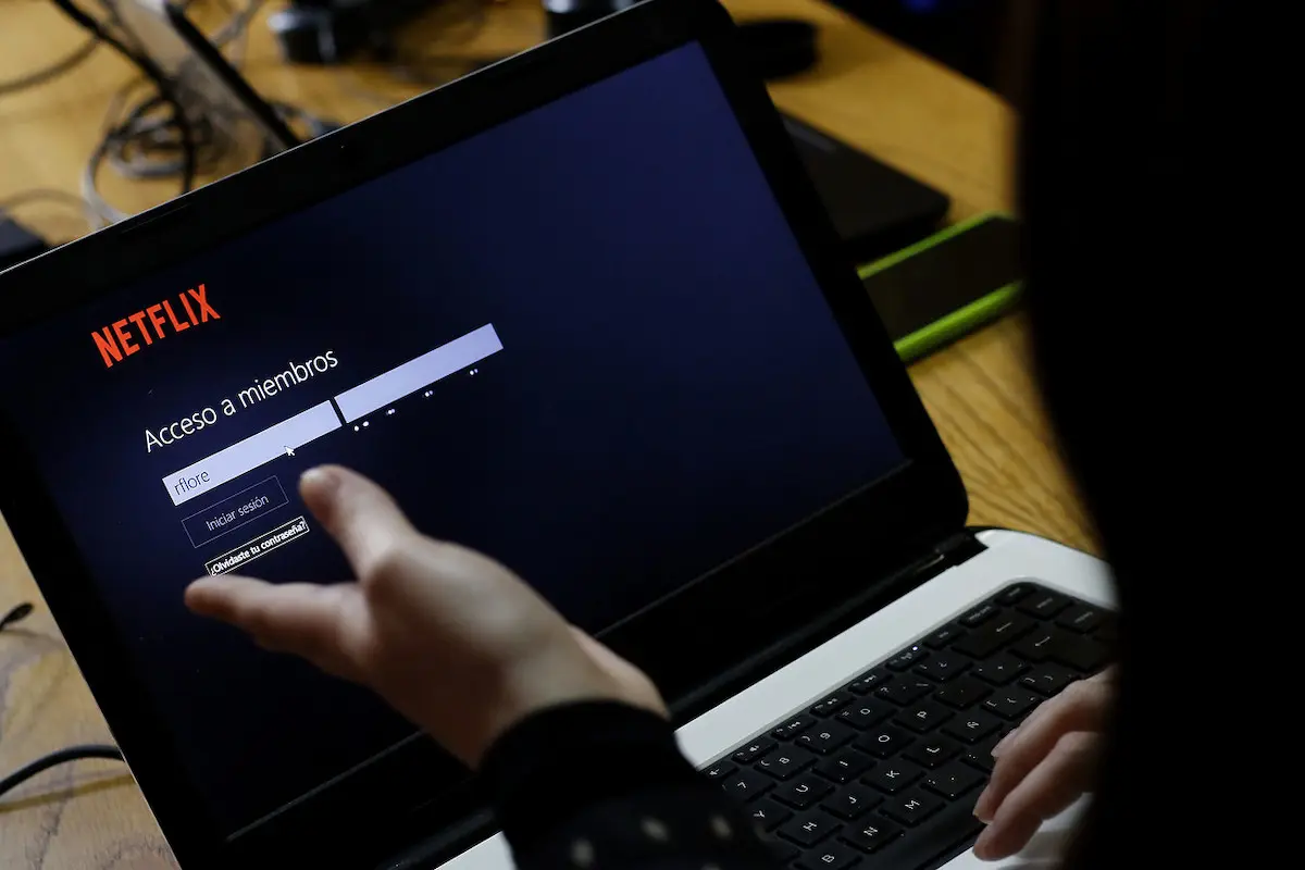 persona accediendo a su cuenta de Netflix a través de su notebook