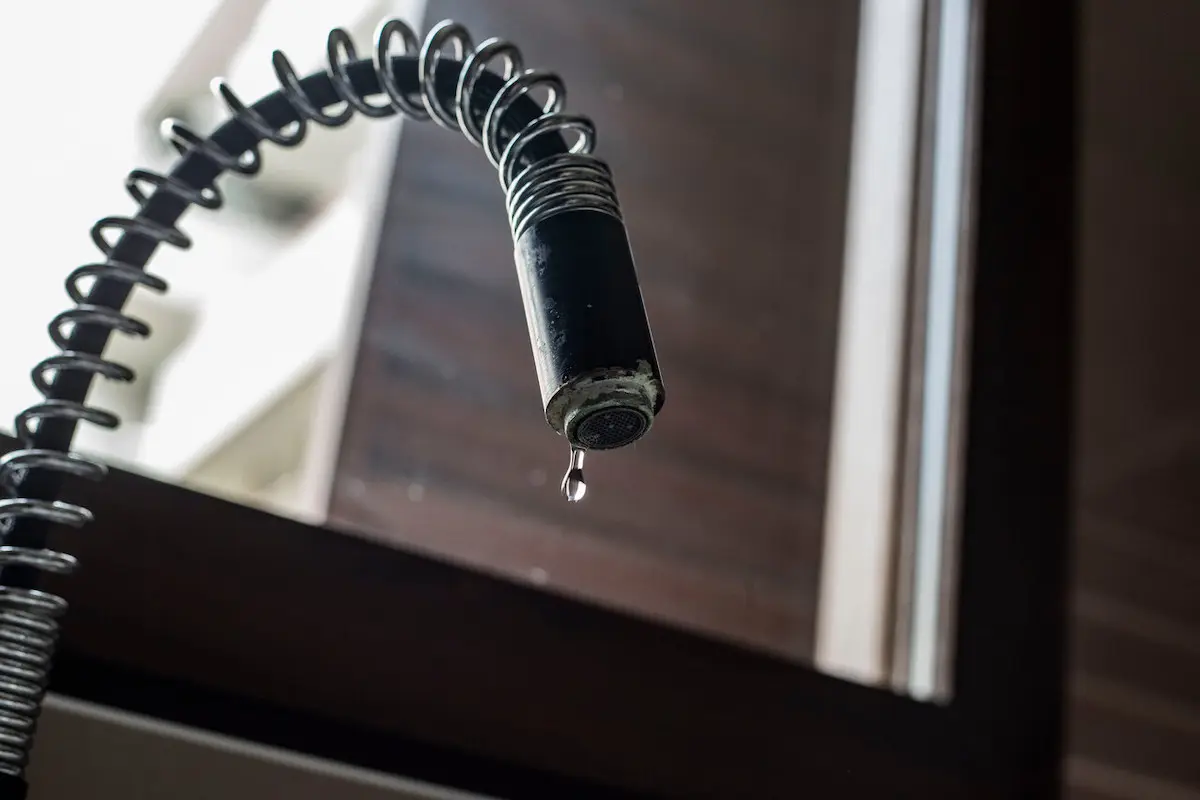 llave del agua cortada con una gota colgando