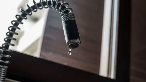 llave del agua cortada con una gota colgando