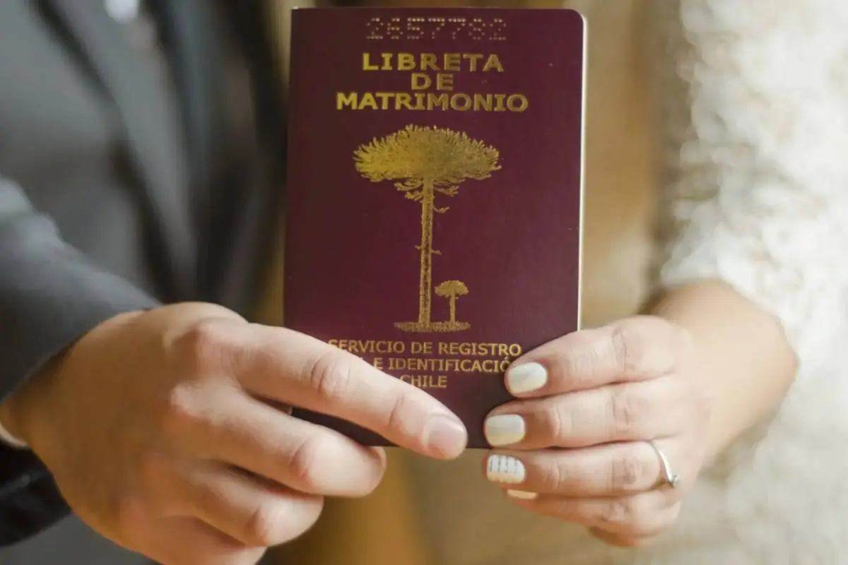 esposos sosteniendo la libreta de matrimonio en Chile