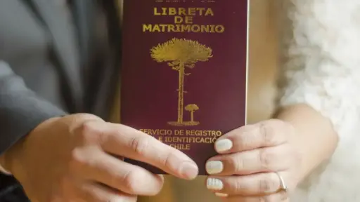 esposos sosteniendo la libreta de matrimonio en Chile