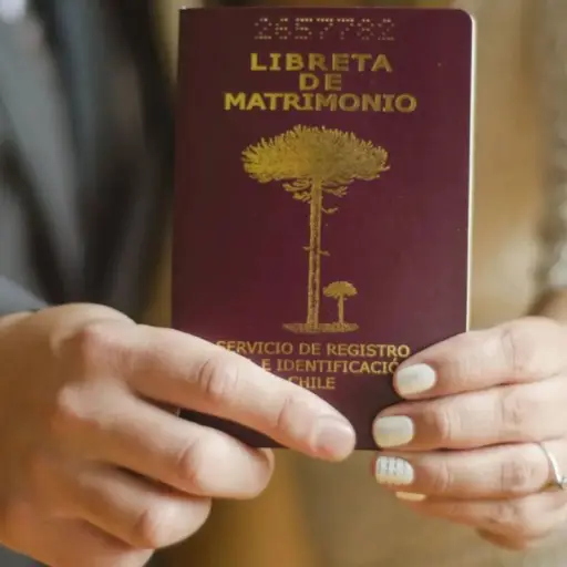 esposos sosteniendo la libreta de matrimonio en Chile