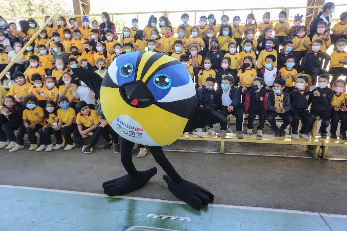 Mascota Fiu junto a escolares en evento previo a los Juegos Panamericanos de Santiago 2023