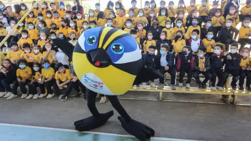 Mascota Fiu junto a escolares en evento previo a los Juegos Panamericanos de Santiago 2023