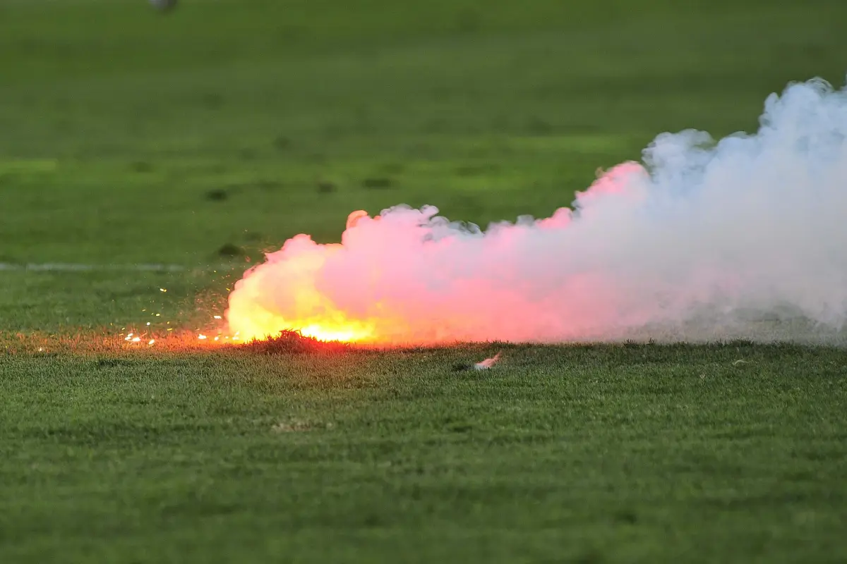 Colo Colo vs Huachipato, 18 de marzo del 2017/SANTIAGOBengala durante el partido de Colo Colo contra Huachipato, que se disputa en el Estadio Monumental, valido por la septima fecha del campeonato Scotiabank 2016-2017.FOTO: SEBASTIAN BELTRAN GAETE/AGENCIAUNO