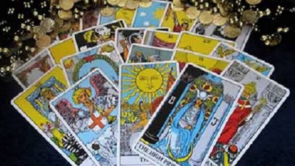 cartas del tarot sobre fondo negro / 