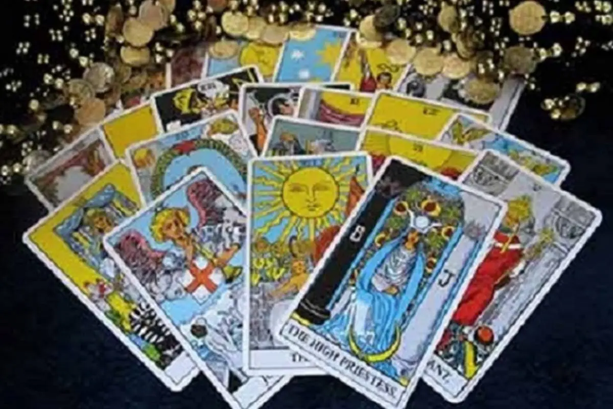 cartas del tarot sobre fondo negro