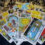 cartas del tarot sobre fondo negro