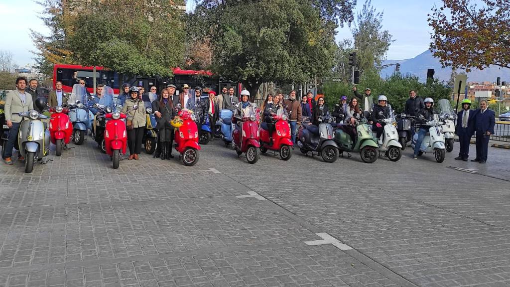 Vespa Giorno se toma las calles de Santiago /  