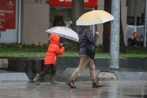 personas caminando bajo la lluvia en Santiago de Chile