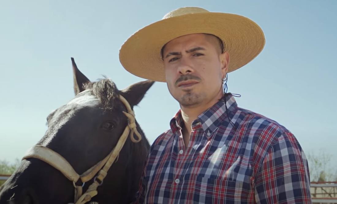 El golero de Coquimbo luce como huaso sexy en el video ranchero.