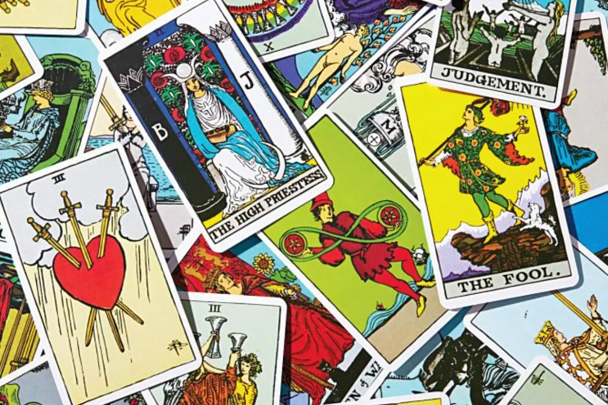 diversas cartas del mazo de tarot