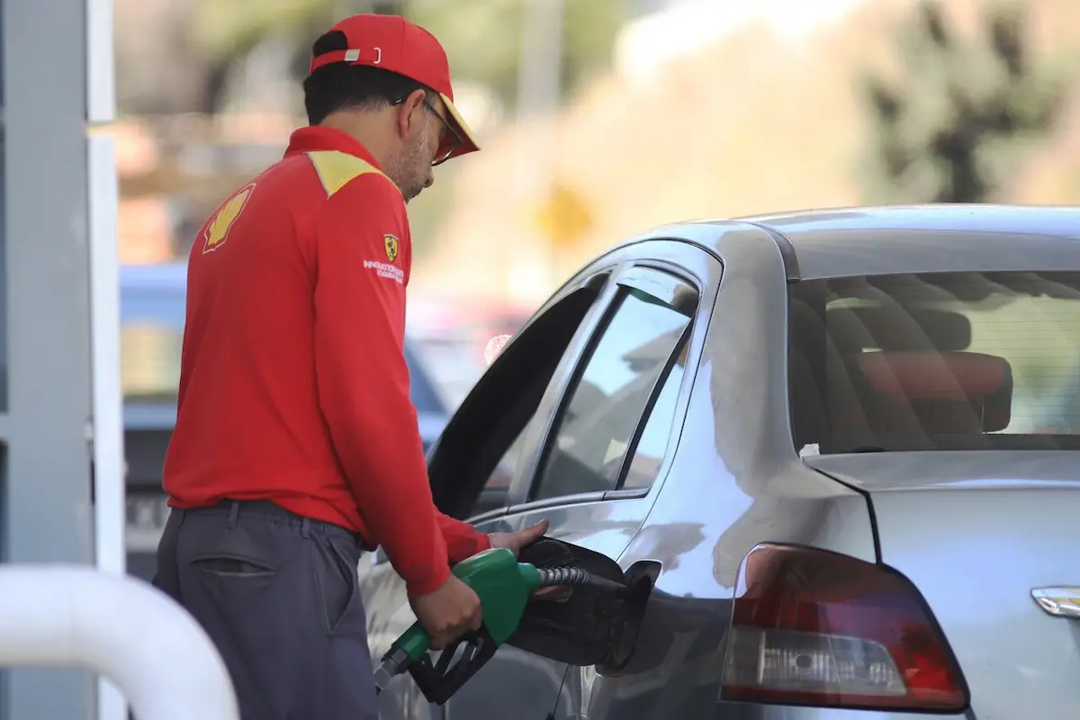 bombero echando bencina a un auto