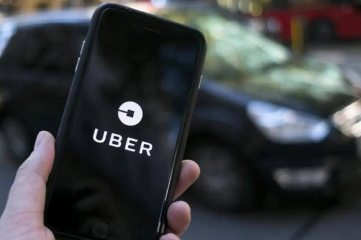 celular con aplicación Uber
