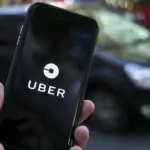 celular con aplicación Uber