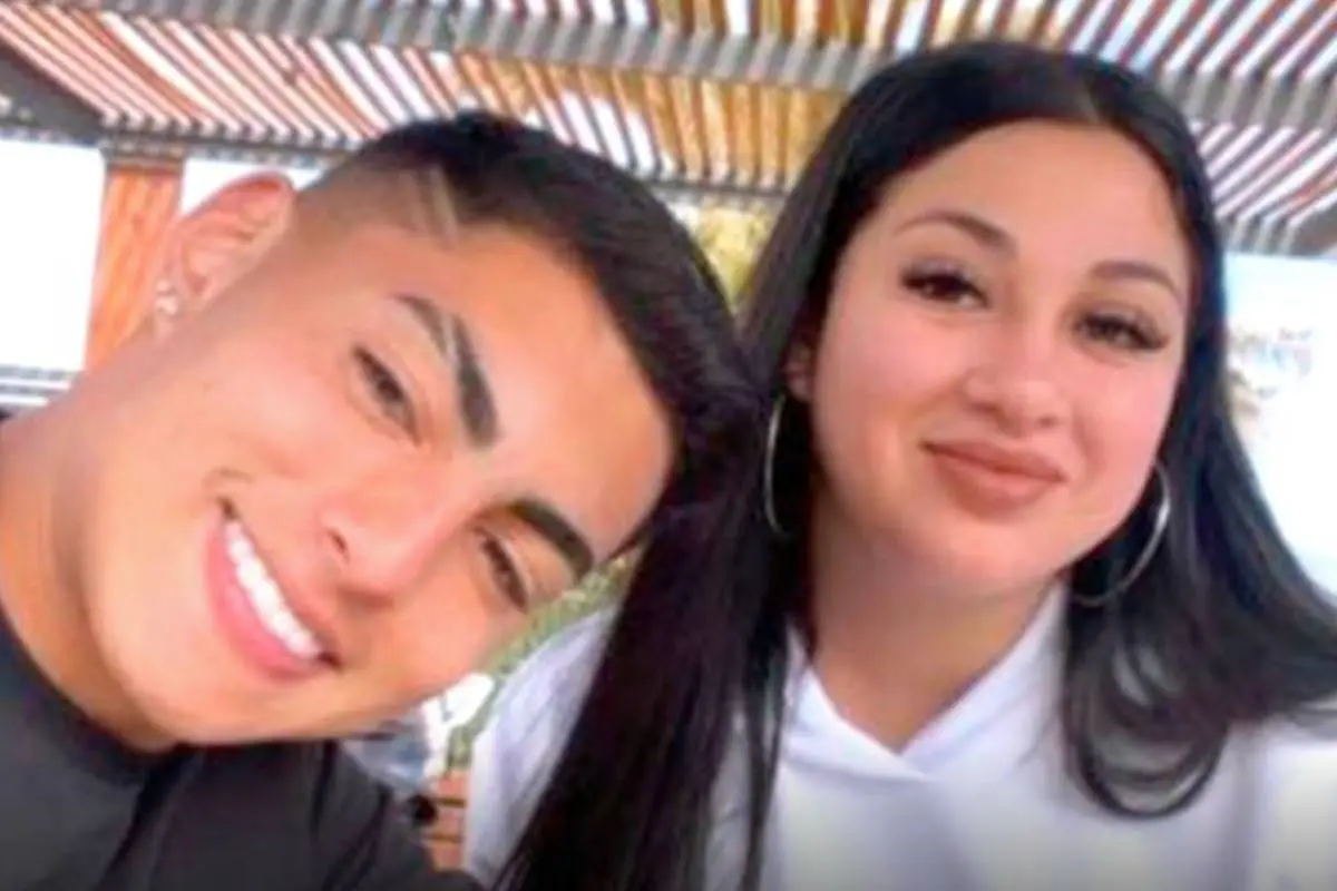 primer plano del rostro de Jordhy Thompson y su novia Camila Sepúlveda