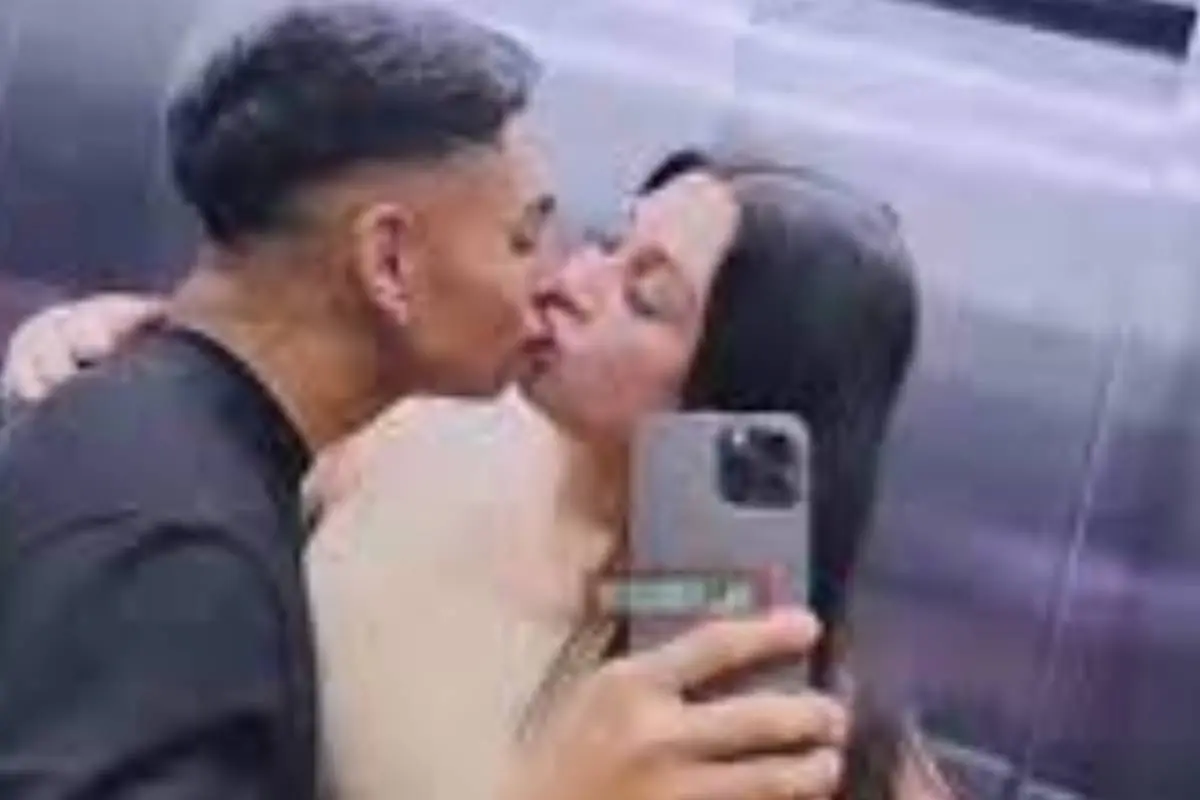 primer plano del rostro de Jordhy Thompson y su novia Camila Sepúlveda