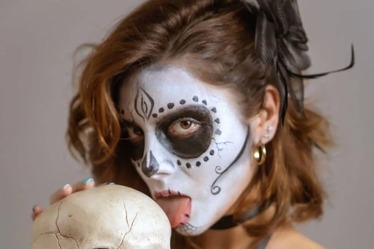 primer plano de Kathy Contreras pintada de Halloween