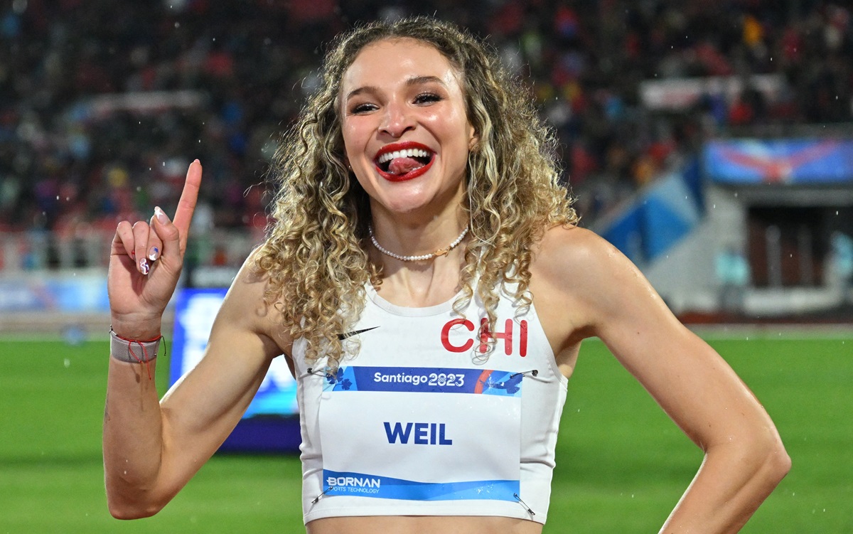  / Chile's Martina Weil celebrates after winning the gold medal in the women's 400m final of the Pan American Games Santiago 2023 at the National Stadium in Santiago, on November 1st, 2023. (Photo by MARTIN BERNETTI / AFP) (Photo by MARTIN BERNETTI/AFP via G