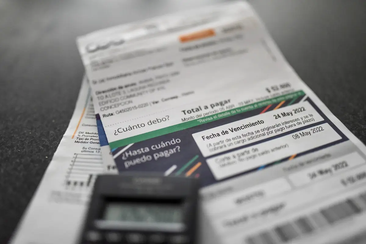 cuentas y calculadora para revisar las deudas