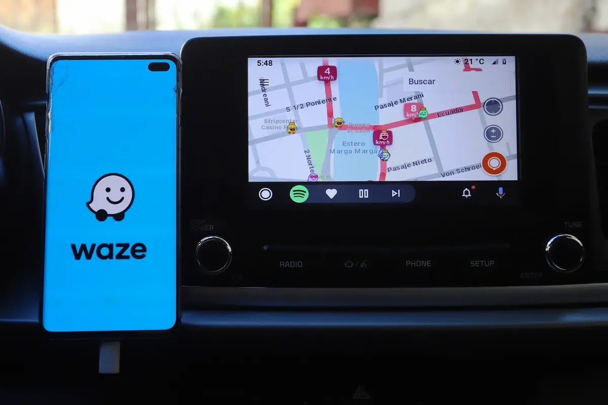 aplicación Waze en un celular dentro del automóvil