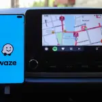aplicación Waze en un celular dentro del automóvil