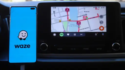 aplicación Waze en un celular dentro del automóvil