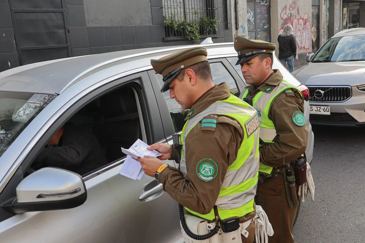 carabineros fiscalizando un auto