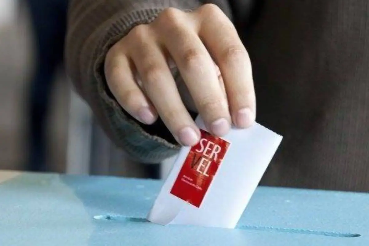 persona echando el voto a la urna