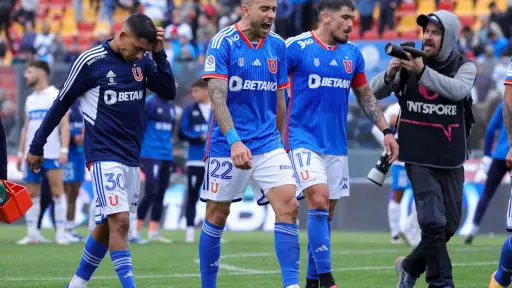 jugadores de Universidad de Chile abandonan enojados la cancha tras derrota