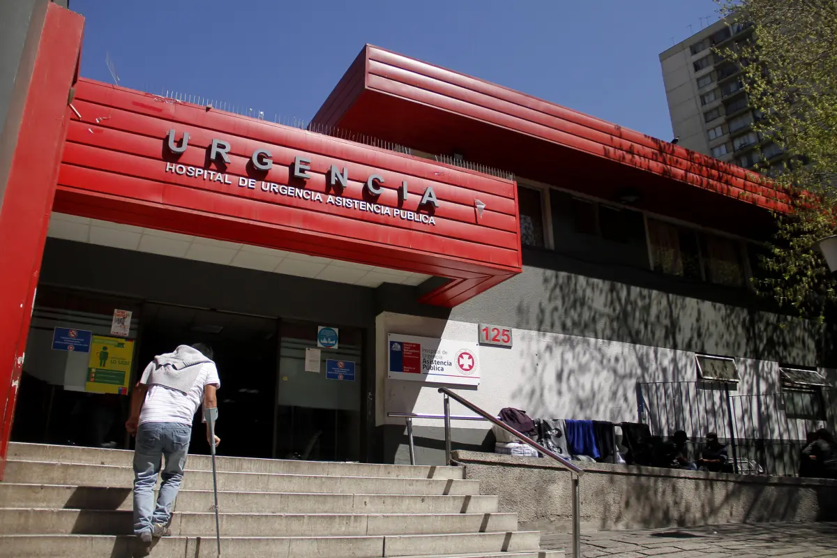 Colapso en la Ex Posta Central, 24 de Septiembre del 2013/SANTIAGODurante la madrugada, las personas que llegaron hasta la asistencia pública denunciaron un colapso en la atención, el cual produjo largas esperas para recibir atención.FOTO: HANS SCOTT/AGENCIAUNO.