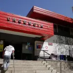 Colapso en la Ex Posta Central, 24 de Septiembre del 2013/SANTIAGO
Durante la madrugada, las personas que llegaron hasta la asistencia pública denunciaron un colapso en la atención, el cual produjo largas esperas para recibir atención.
FOTO: HANS SCOTT/AGENCIAUNO.