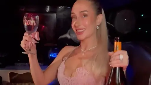 rostro de Fran Maira con champaña en una limusina