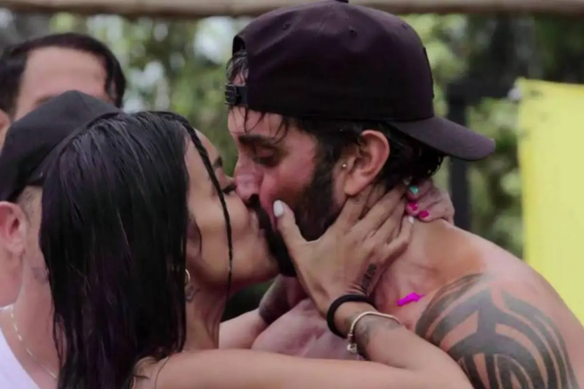 Arturo Longton beso con Shirley Arica