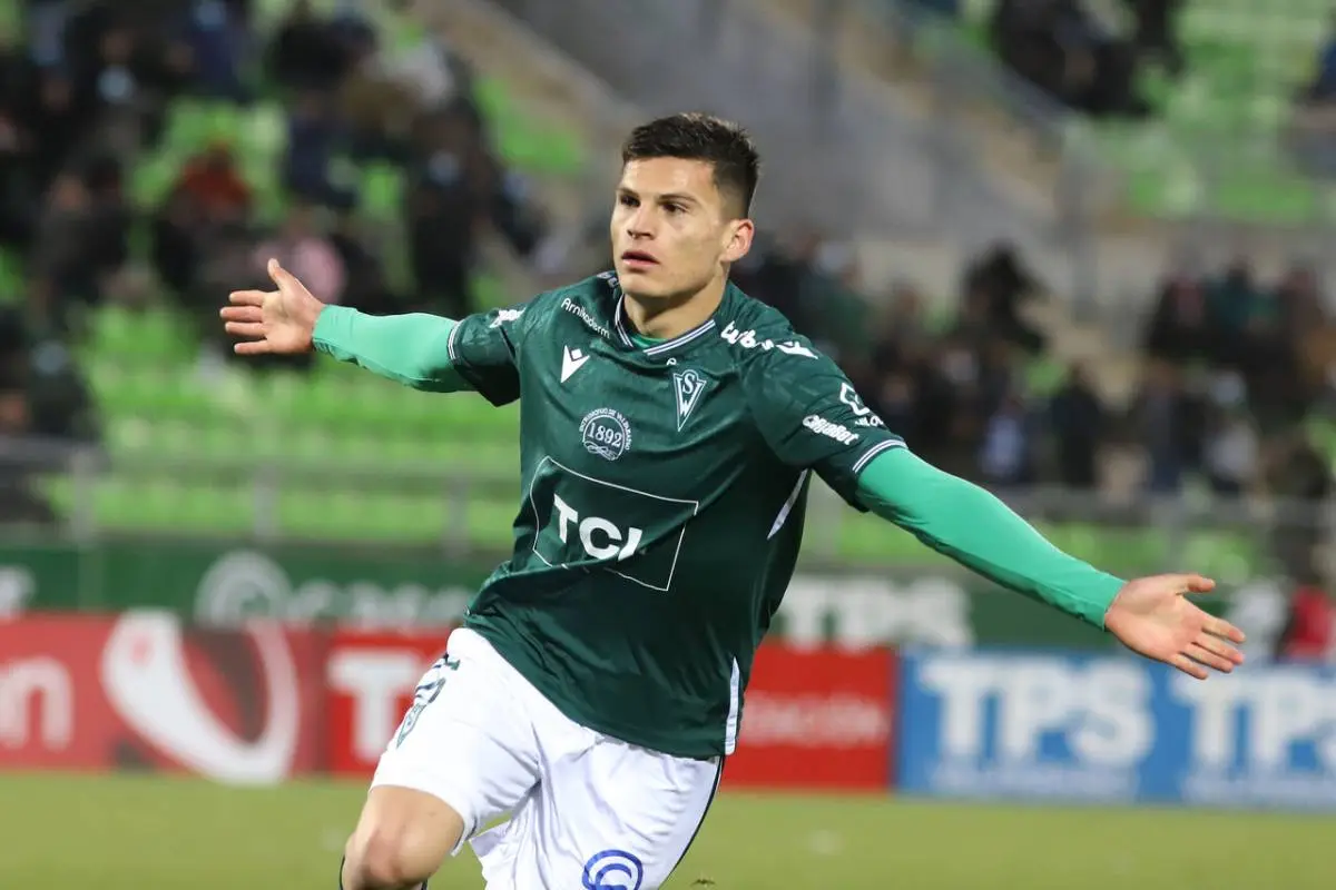 Lucas Cepeda celebrando con la camiseta de Santiago Wanderers