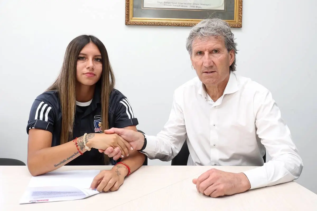 Anaís Cifuentes renovando contrato en Colo Colo