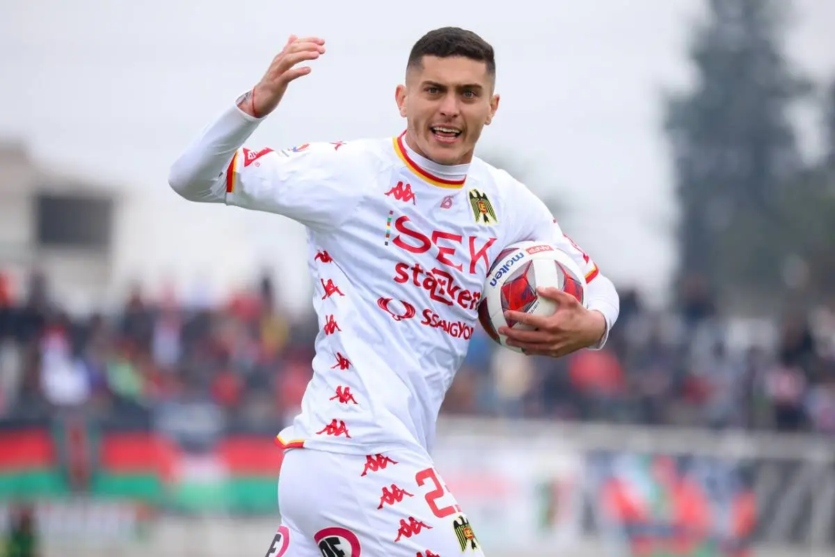 Leandro Garate, ofrecido a Colo Colo, celebrando un gol