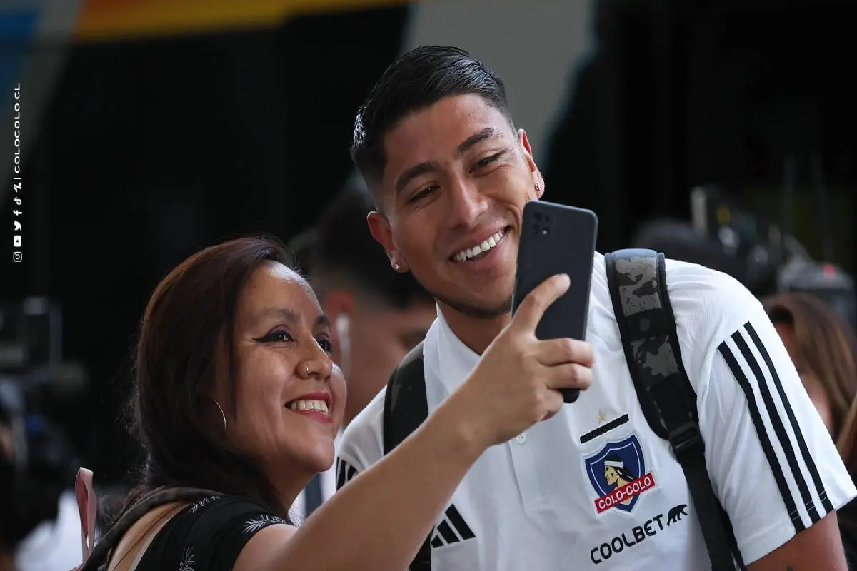 Brayan Cortés con una hincha de Colo Colo